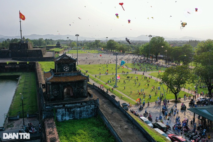 Thousands of kites fly at Hue festival - 1