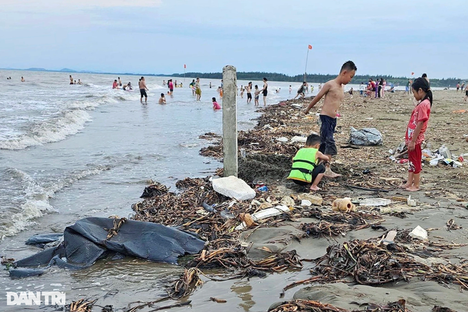 Rubbish blankets Nghe An beaches - 2 Rubbish blankets Nghe An beaches - 2