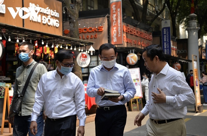 Book street promotes reading culture in HCM City - 1