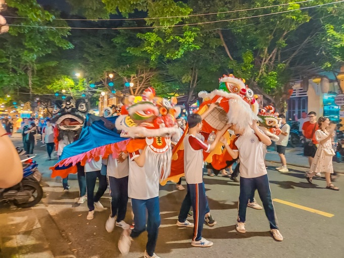 People flock to Hoi An to enjoy Mid-Autumn Festival - 5 People flock to Hoi An to enjoy Mid-Autumn Festival - 5
