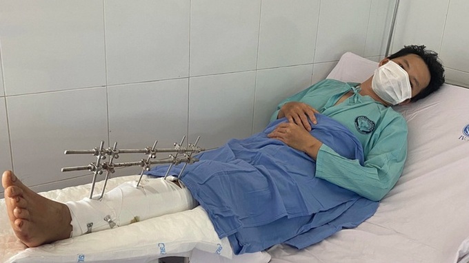 Woman calls for help for injured husband and daughter - 1 Woman calls for help for injured husband and daughter - 1