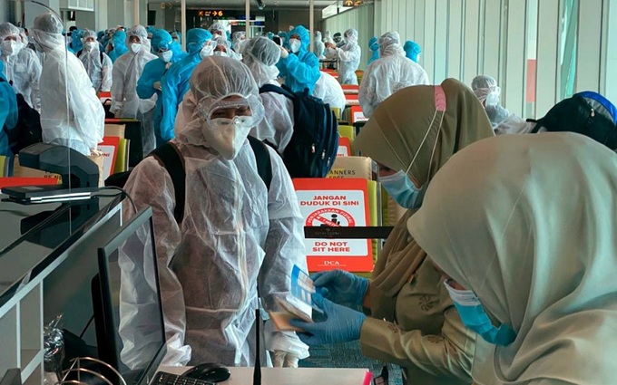 Nearly 240 Vietnamese citizens fly home from Brunei - 1