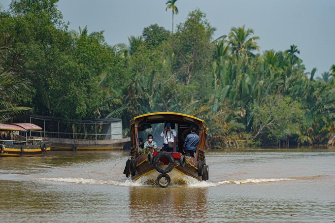 Foreign press and embassy staff enjoy ecological tour in Ben Tre - 2
