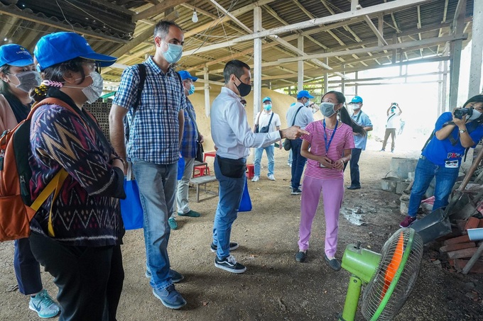Foreign press and embassy staff enjoy ecological tour in Ben Tre - 1