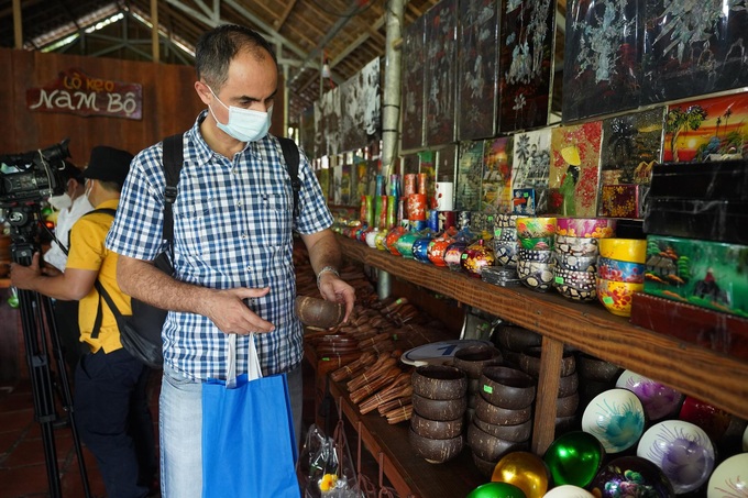 Foreign press and embassy staff enjoy ecological tour in Ben Tre - 5