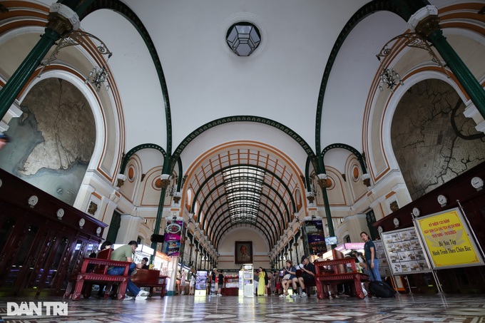 Century-old HCM City Central Post Office boasts special beauty - 3