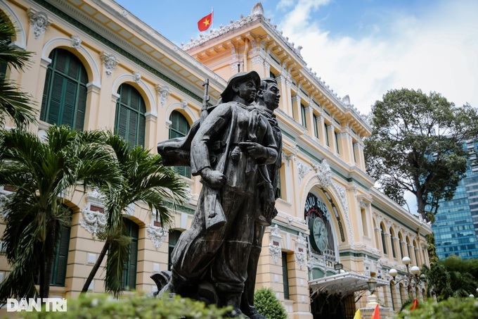 Century-old HCM City Central Post Office boasts special beauty - 4