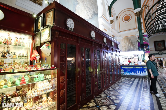 Century-old HCM City Central Post Office boasts special beauty - 7