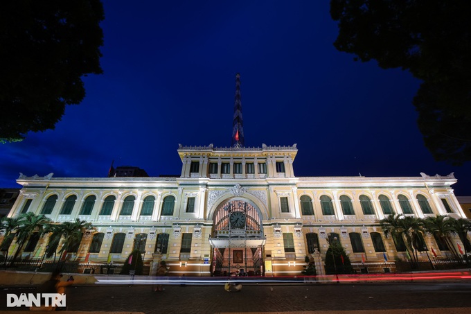 Century-old HCM City Central Post Office boasts special beauty - 6