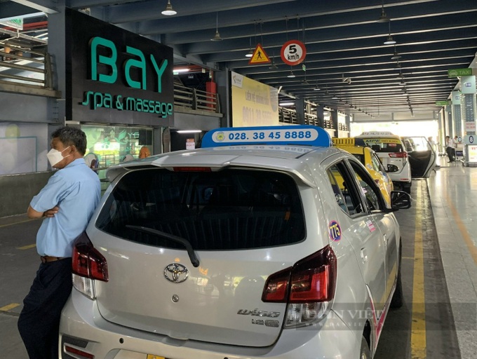 Taxi shortage warning for Tan Son Nhat airport - 1
