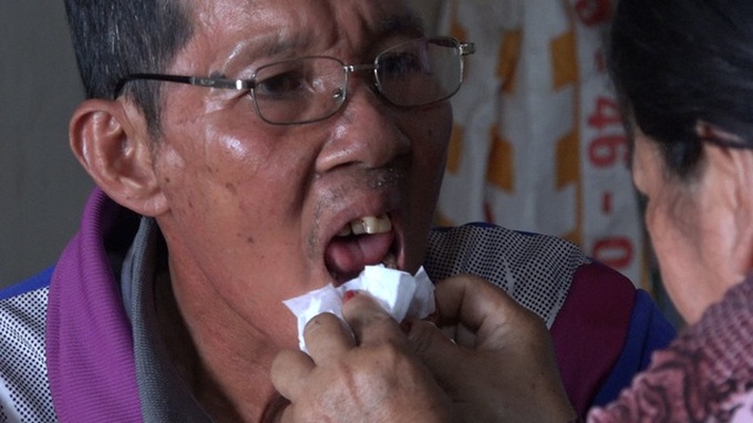 Husband struggling from lung cancer calls for help - 1 Husband struggling from lung cancer calls for help - 1