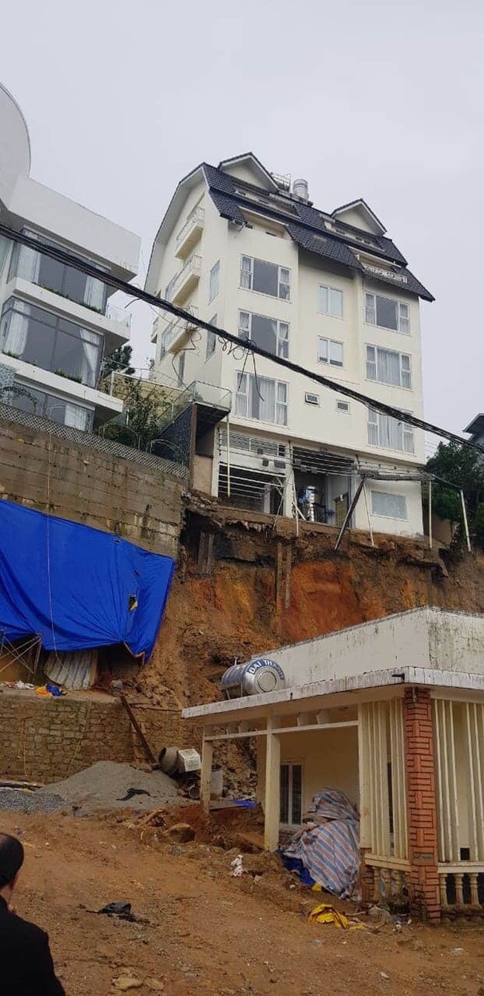 Heavy rain causes severe landslides in Dalat, tourists evacuated - 3 Heavy rain causes severe landslides in Dalat, tourists evacuated - 3