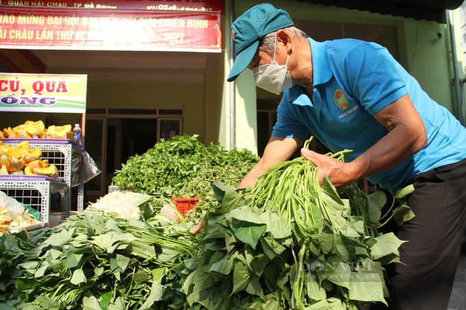 Danang market offers free goods to poor students - 2