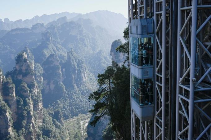 World's highest lift zips tourists up China's 'Avatar' cliff - 1