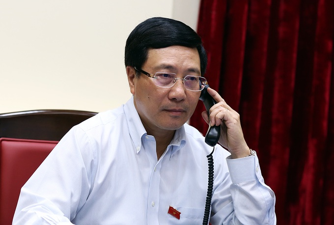 Deputy PM, FM Minh holds phone talks with Singaporean FM - 1