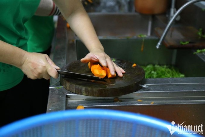 Danang charity club offer free meals for poor patients - 3 Danang charity club offer free meals for poor patients - 3