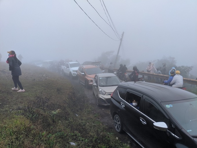 Thousands flock to Mau Son to see frost - 1