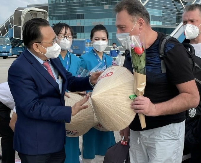 First Russian tourists visit Khanh Hoa after two years - 1