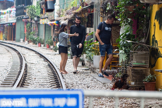 Hanoi train street still crowded despite ban - 1