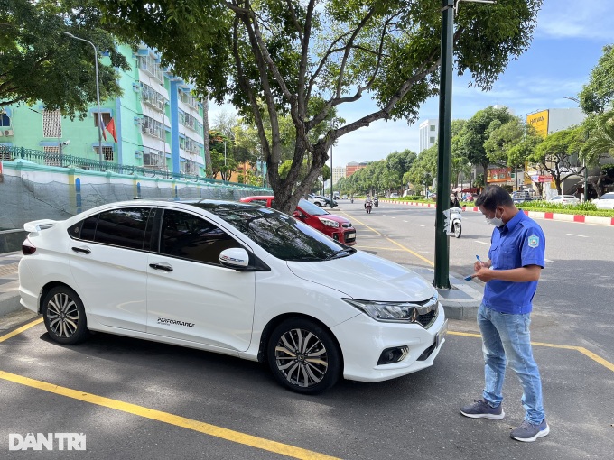 Vung Tau City charges parking on local streets - 1