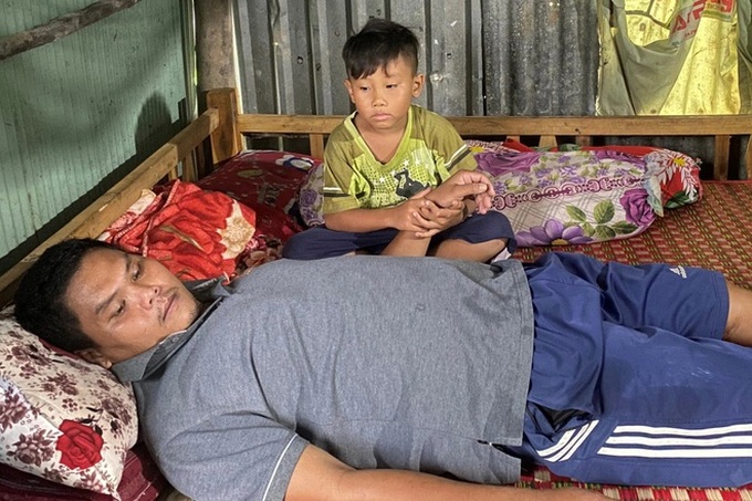 Single father calls for help after suffering from a stroke - 1