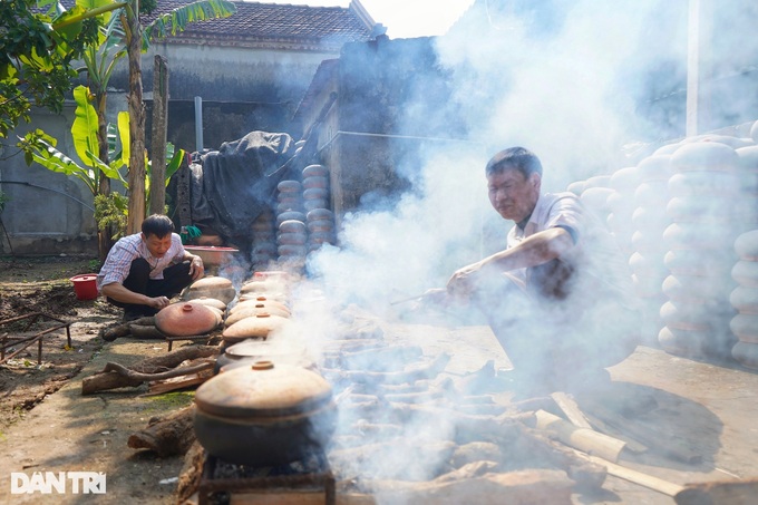 Ha Nam villagers busy preparing braised fish for Tet - 1