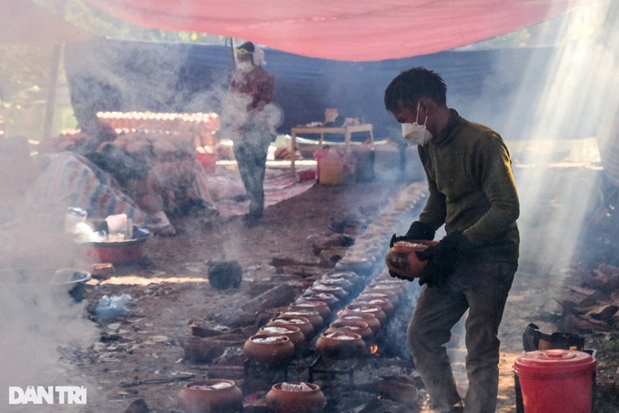 Ha Nam villagers busy preparing braised fish for Tet - 7