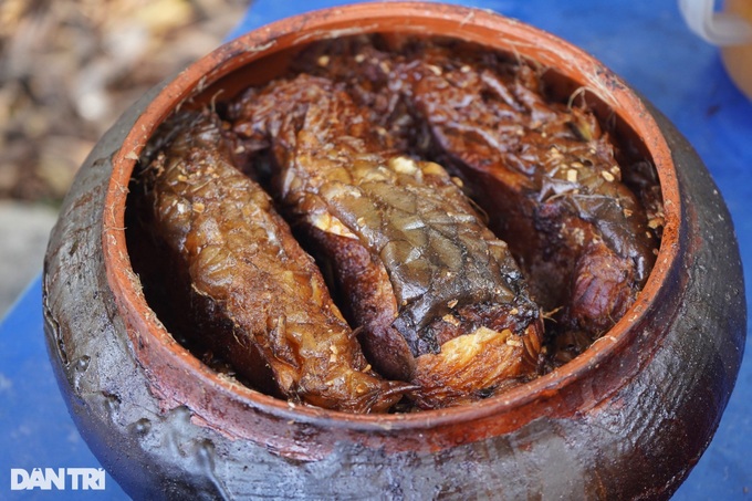 Ha Nam villagers busy preparing braised fish for Tet - 8