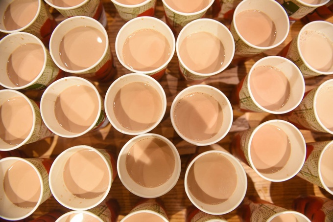 Hanoi shop donates coffee to hospital - 3