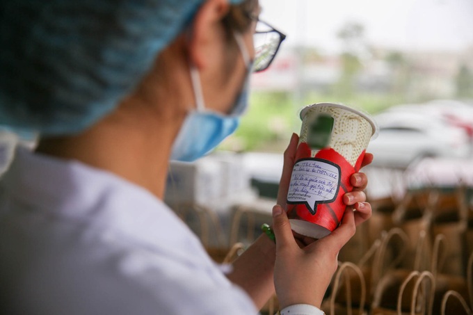Hanoi shop donates coffee to hospital - 1