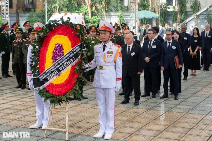 Foreign guests pay tribute to party leader Nguyen Phu Trong - 19