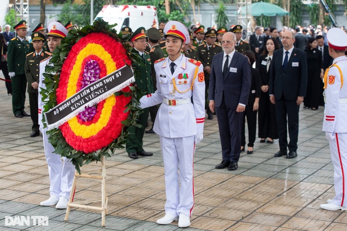 Foreign guests pay tribute to party leader Nguyen Phu Trong - 16