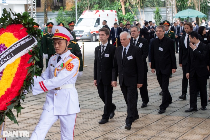 Foreign guests pay tribute to party leader Nguyen Phu Trong - 20
