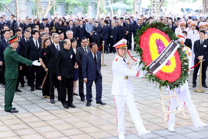 Foreign guests pay tribute to party leader Nguyen Phu Trong - 15