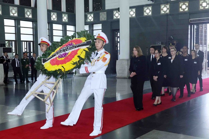 Foreign guests pay tribute to party leader Nguyen Phu Trong - 14
