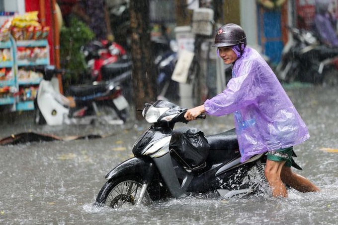 Downpour floods Hanoi streets - 4