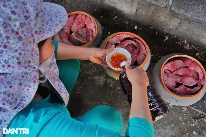 Ha Nam villagers busy preparing braised fish for Tet - 4
