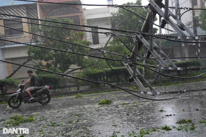 Hundreds of thousands left without power as Yagi batters Vietnam - 1 Hundreds of thousands left without power as Yagi batters Vietnam - 1