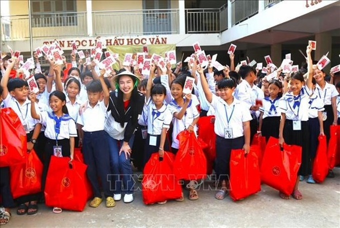 New Year gifts, scholarships bring joy to Cambodians of Vietnamese origin - 1