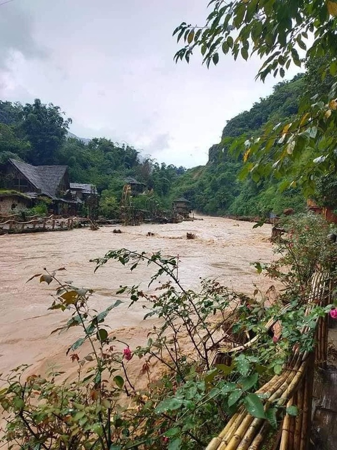 Flash flood ruins Sapa tourist site - 2