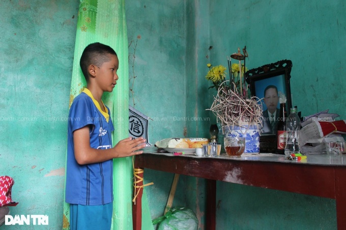 Thanh Hoa boy needs help to support ill grandmother and little sister - 1 Thanh Hoa boy needs help to support ill grandmother and little sister - 1