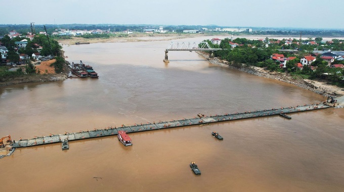 Phong Chau pontoon bridge opens - 1