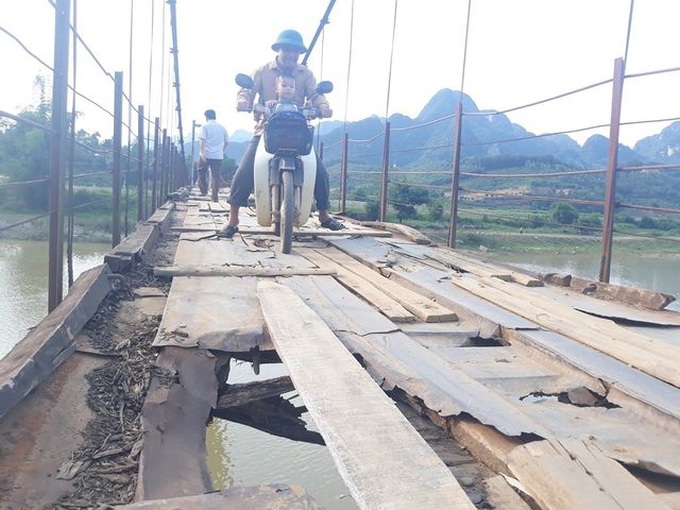 Deteriorated bridge poses deadly risks for poor locals - 5 Deteriorated bridge poses deadly risks for poor locals - 5