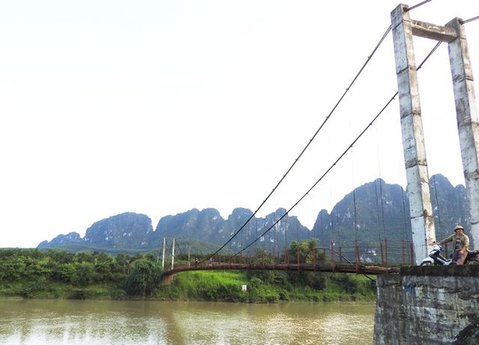 Deteriorated bridge poses deadly risks for poor locals - 1 Deteriorated bridge poses deadly risks for poor locals - 1