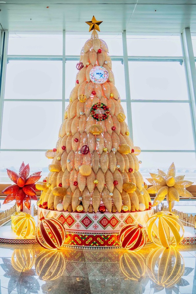 Passengers offered Christmas gifts at airport - 2 Passengers offered Christmas gifts at airport - 2