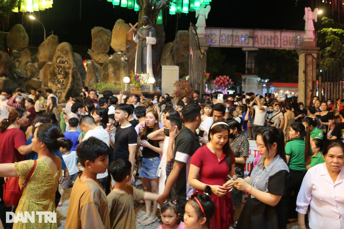 Giant Christmas tree made from thousands of conical hats - 3 Giant Christmas tree made from thousands of conical hats - 3