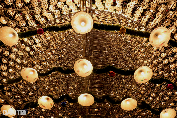 Giant Christmas tree made from thousands of conical hats - 5 Giant Christmas tree made from thousands of conical hats - 5