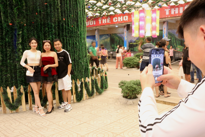 Giant Christmas tree made from thousands of conical hats - 6 Giant Christmas tree made from thousands of conical hats - 6