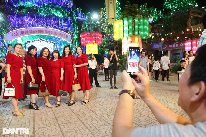 Giant Christmas tree made from thousands of conical hats - 7 Giant Christmas tree made from thousands of conical hats - 7
