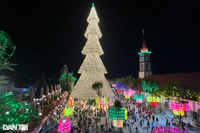 Giant Christmas tree made from thousands of conical hats - 1 Giant Christmas tree made from thousands of conical hats - 1